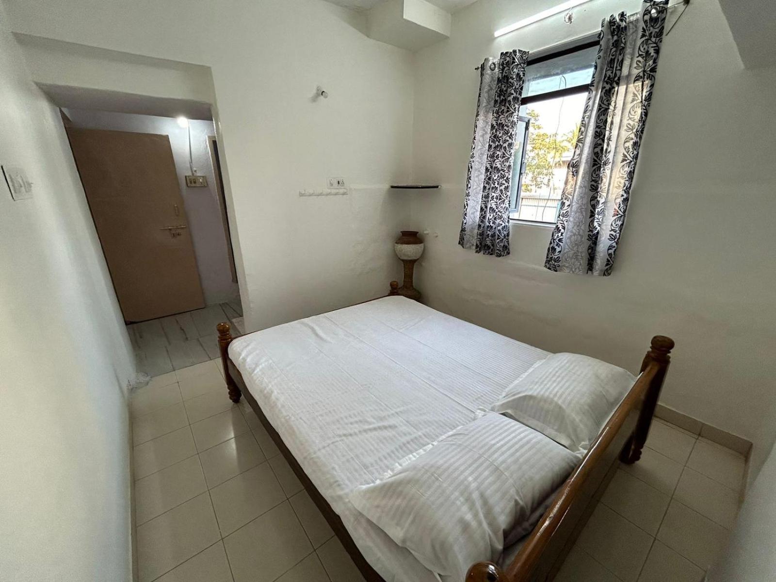Vasavi Nivas Hotel ตีรูปาติ ภายนอก รูปภาพ