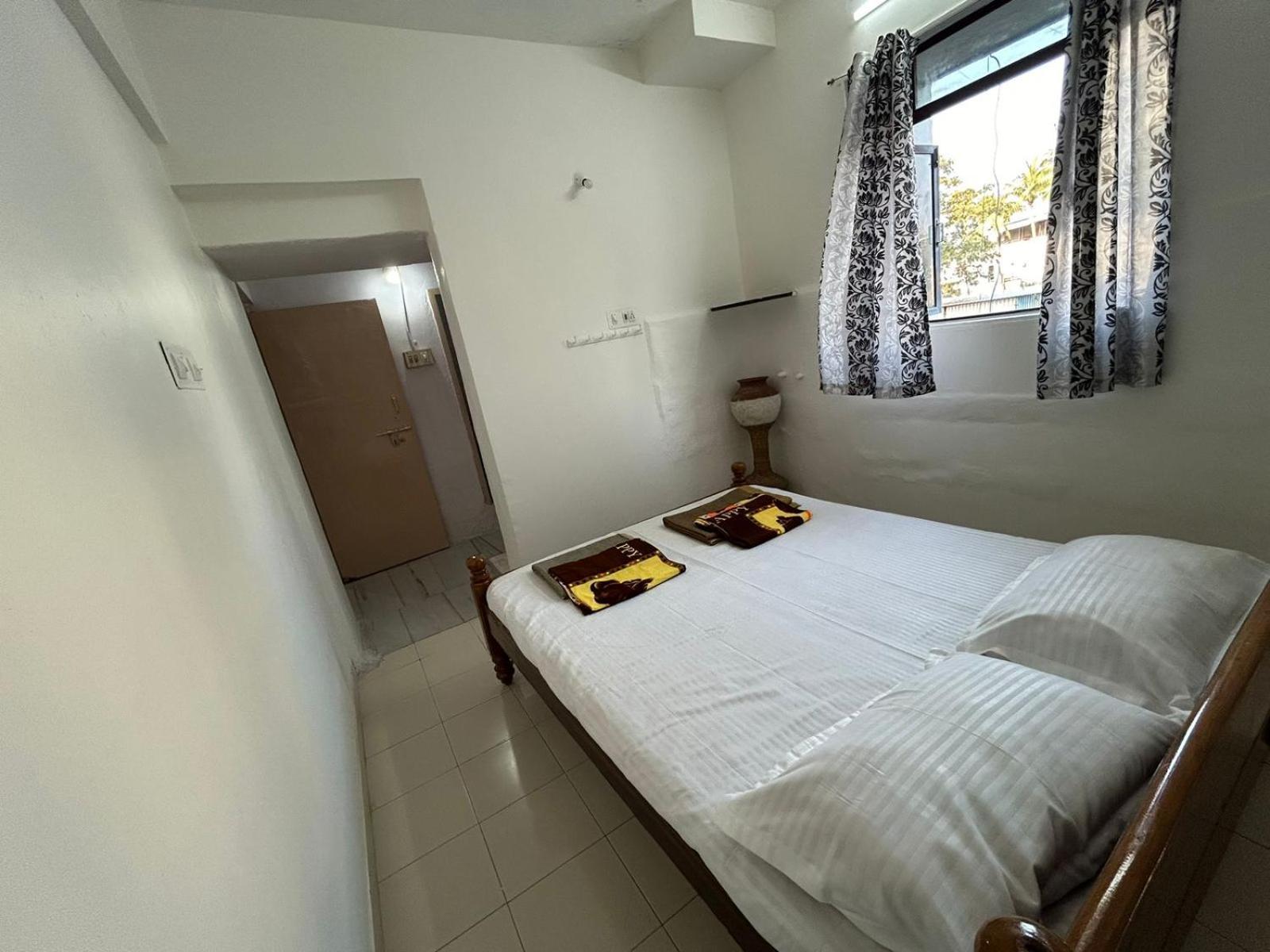 Vasavi Nivas Hotel ตีรูปาติ ภายนอก รูปภาพ