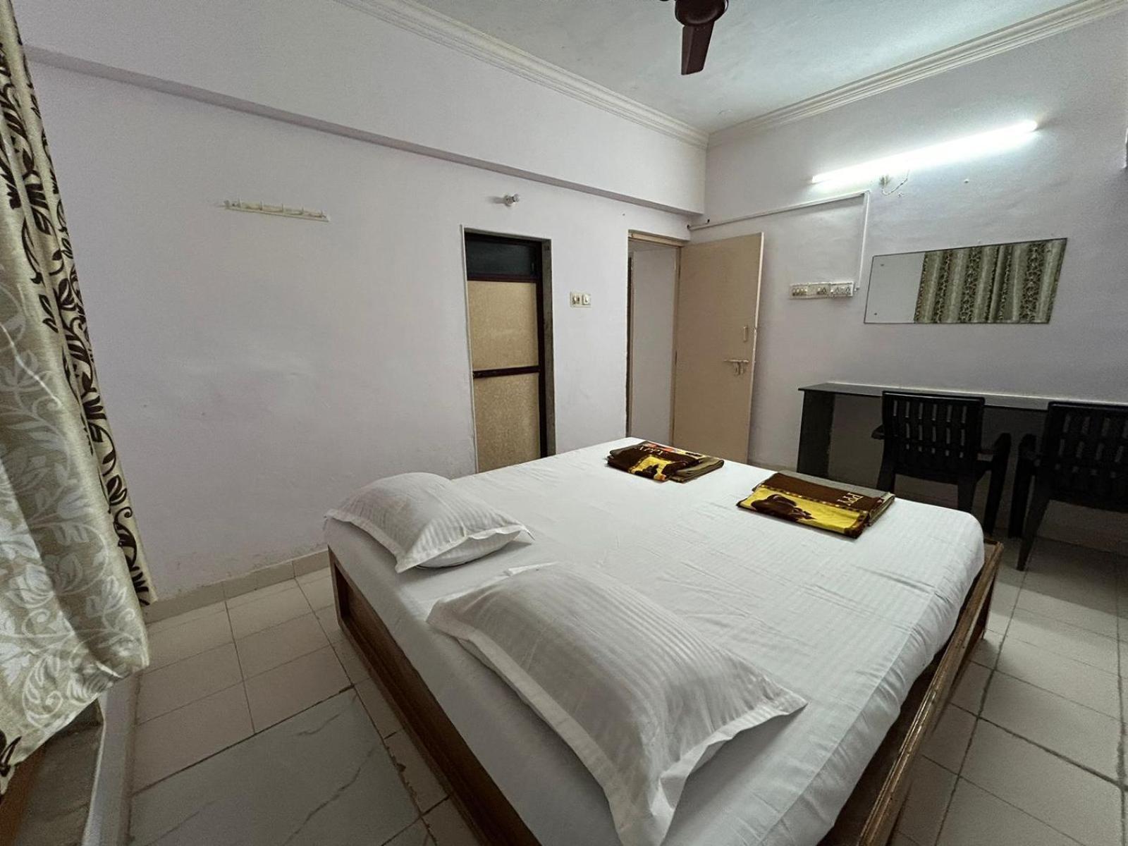 Vasavi Nivas Hotel ตีรูปาติ ภายนอก รูปภาพ