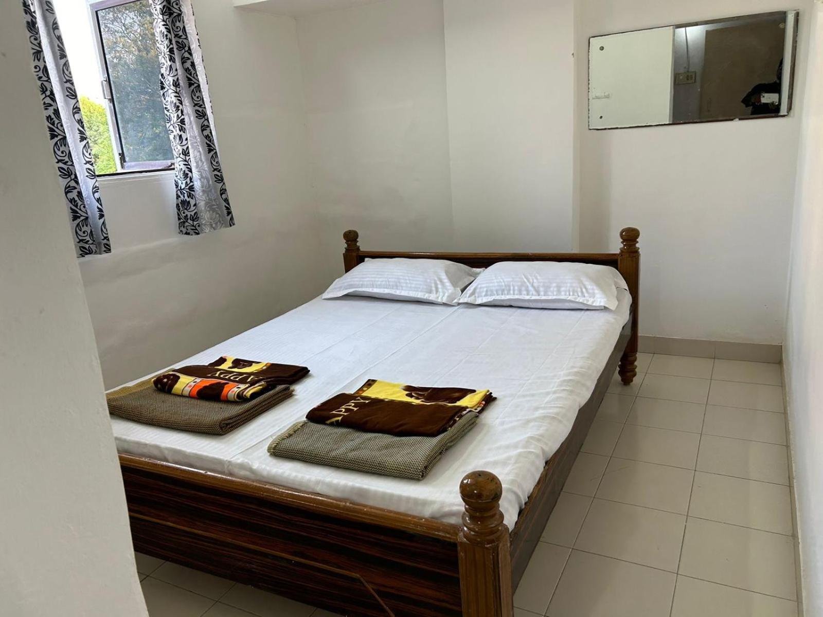 Vasavi Nivas Hotel ตีรูปาติ ภายนอก รูปภาพ